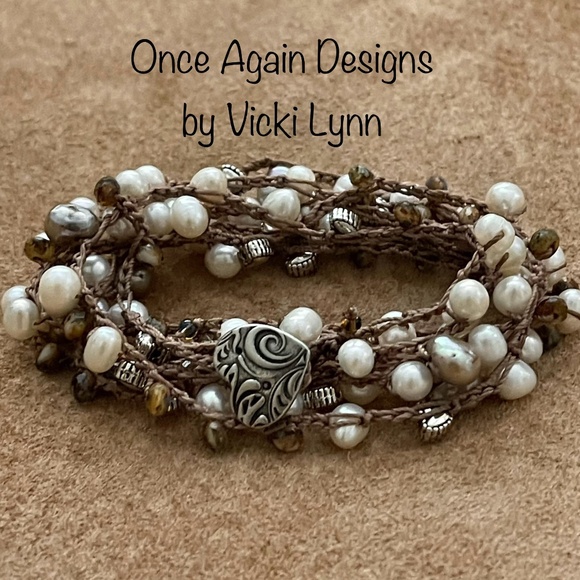 ARTISAN Necklace “Pearl Amor” on Medium Brown Long Crocheted Wrap - Picture 5 of 13